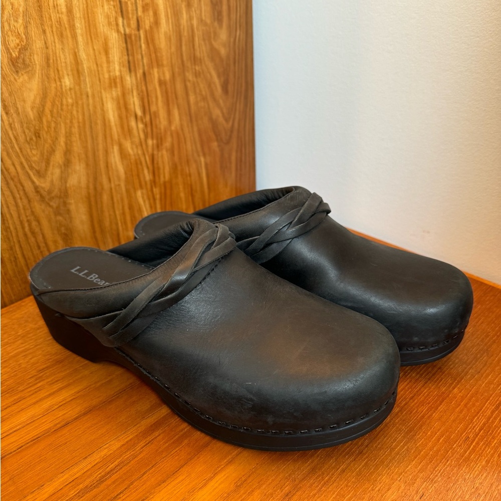 LL Bean monochrome black leather comfort clogs